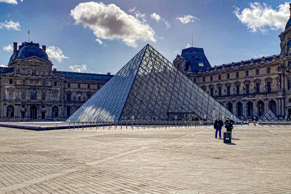 Piramide del Louvre e facciata, Parigi.