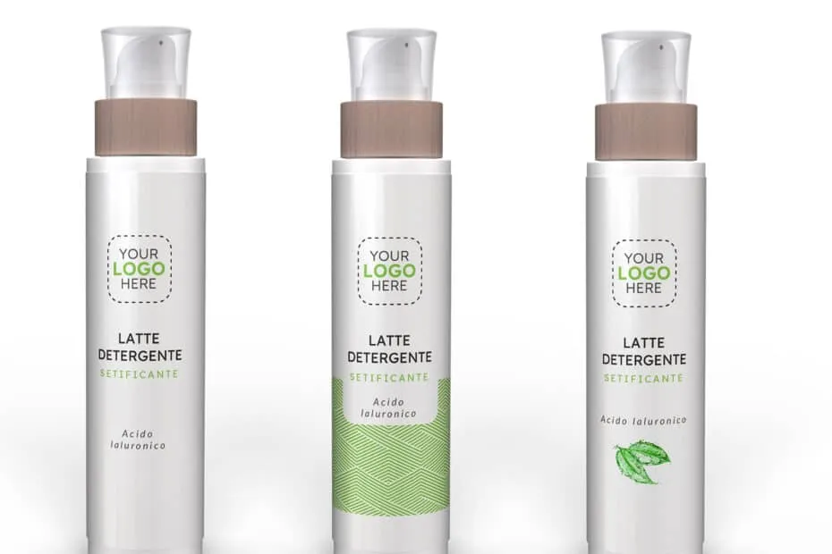 Tre flaconi di latte detergente personalizzabili.