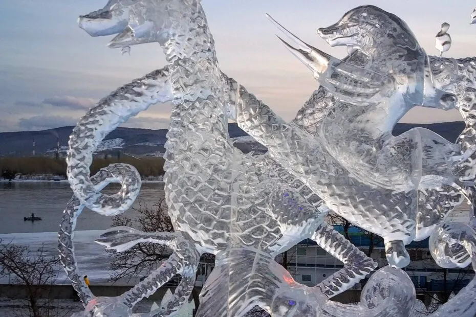 Scultura di ghiaccio di un drago e cavaliere.