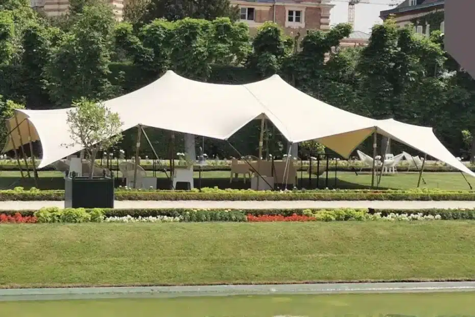 Tenda bianca moderna in parco verde urbano.