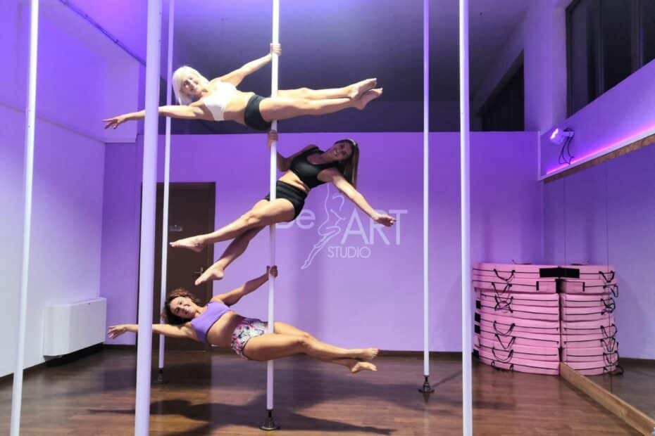 Allenamento di pole dance in studio.