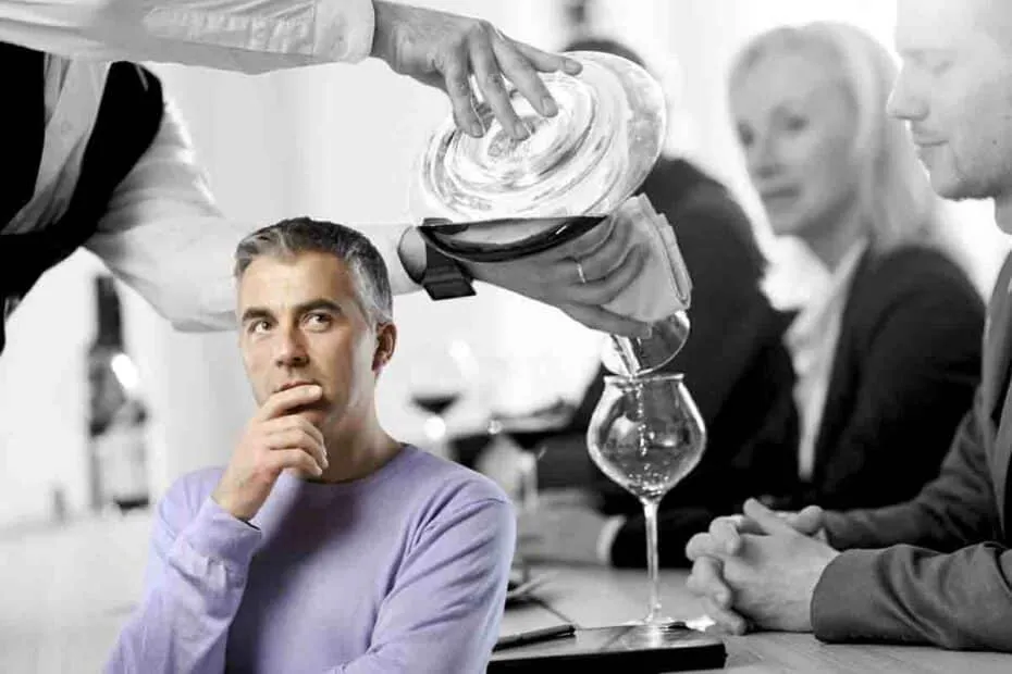 Uomo pensieroso durante servizio acqua ristorante