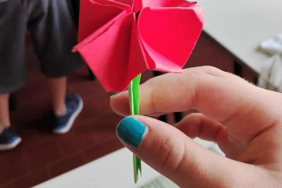 Origami a forma di tulipano rosso in mano.