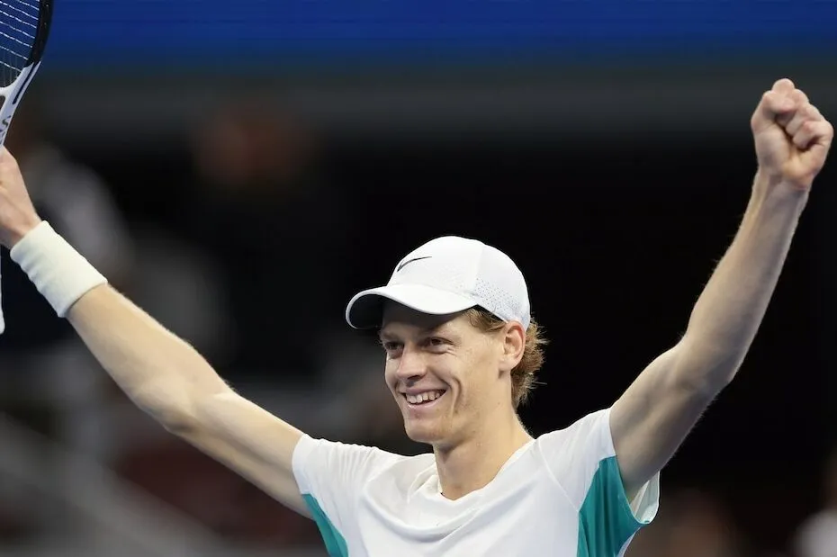 Giocatore di tennis esulta dopo la vittoria.