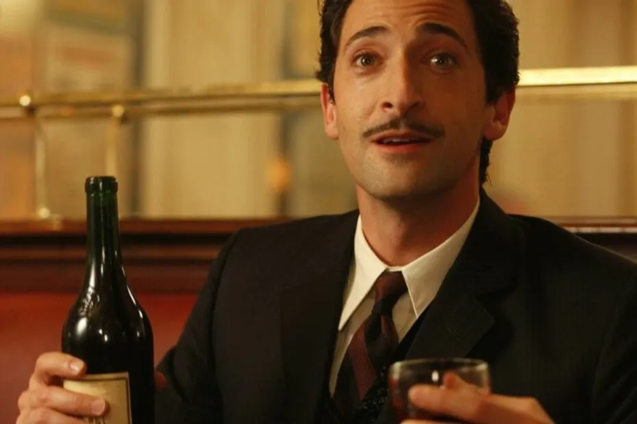 Uomo elegante con bottiglia di vino.