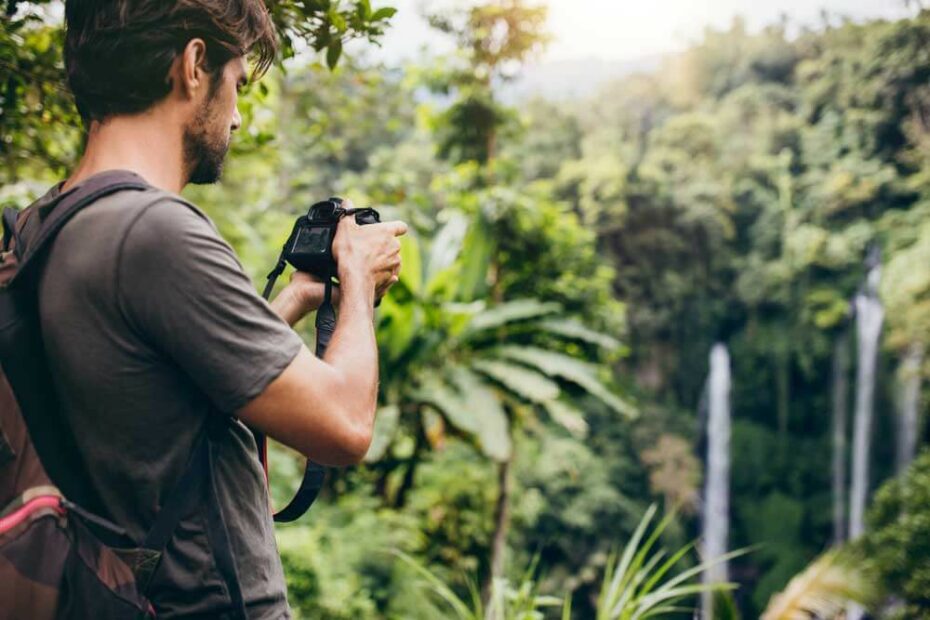 Fotografo in escursione scatta foto nella giungla.