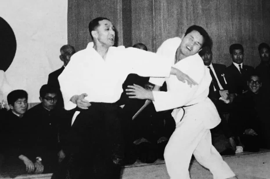 Pratica di judo in bianco e nero.