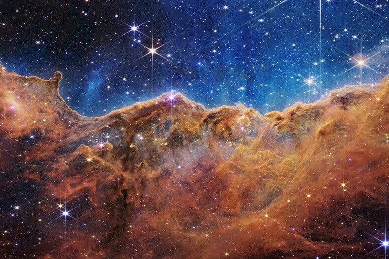 Nebulosa cosmica e stelle scintillanti nell'universo.
