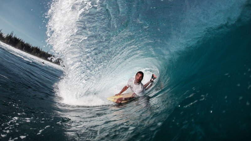 Surfista in azione dentro un'onda cristallina.