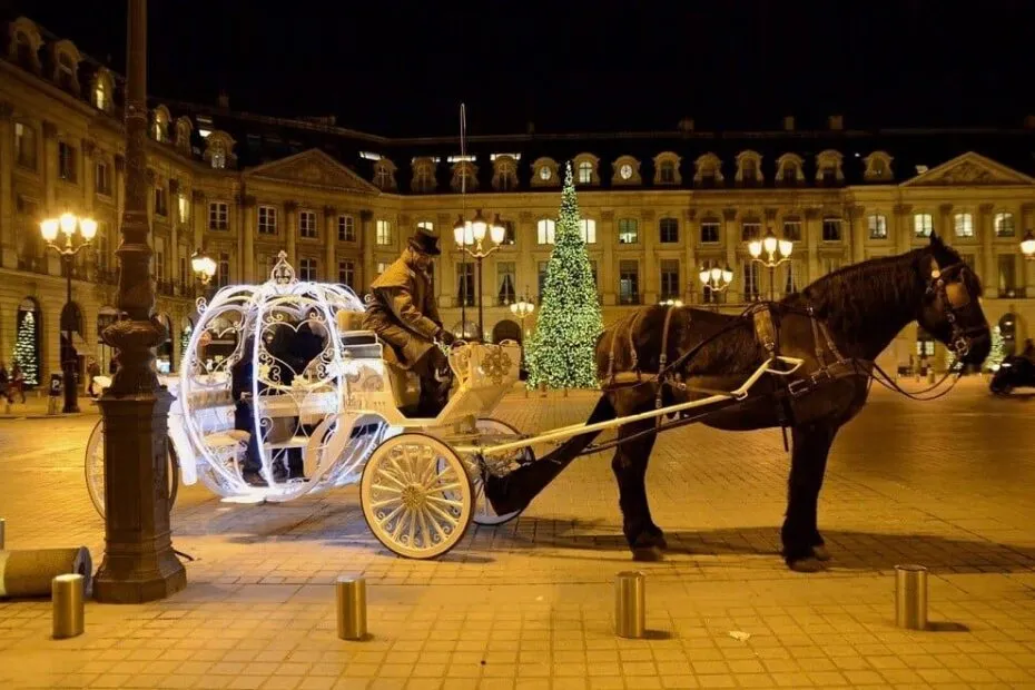 Calesse illuminato natalizio in piazza serale.