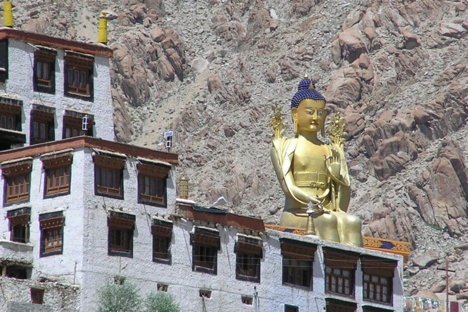Statua dorata di Buddha in montagna.