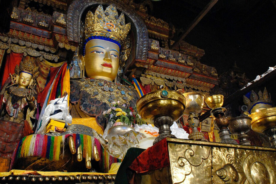Statua dorata di Buddha in tempio tibetano.