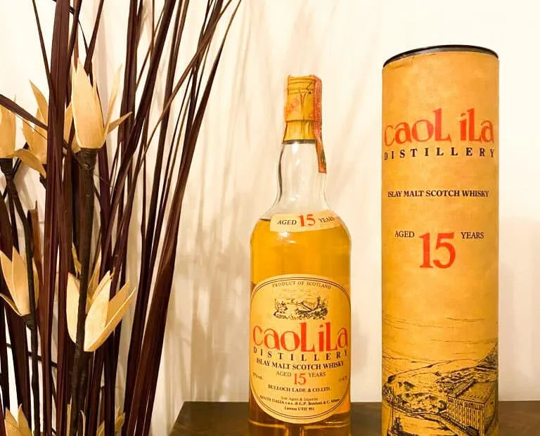 Bottiglia e scatola di whisky Caol Ila invecchiato 15 anni.