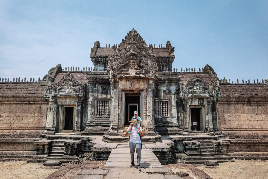 Turisti davanti al tempio antico di Angkor.