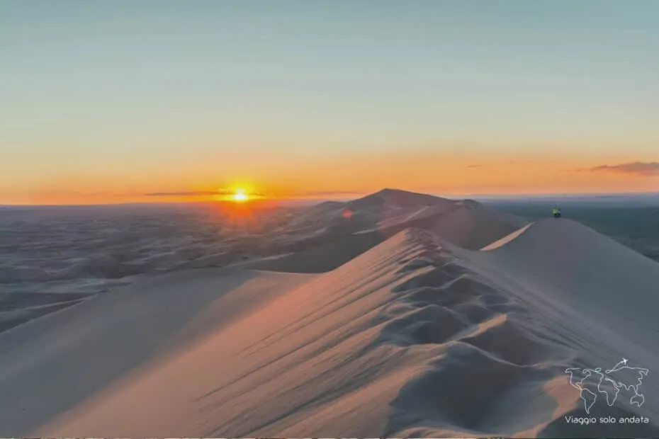 Tramonto su dune di sabbia.