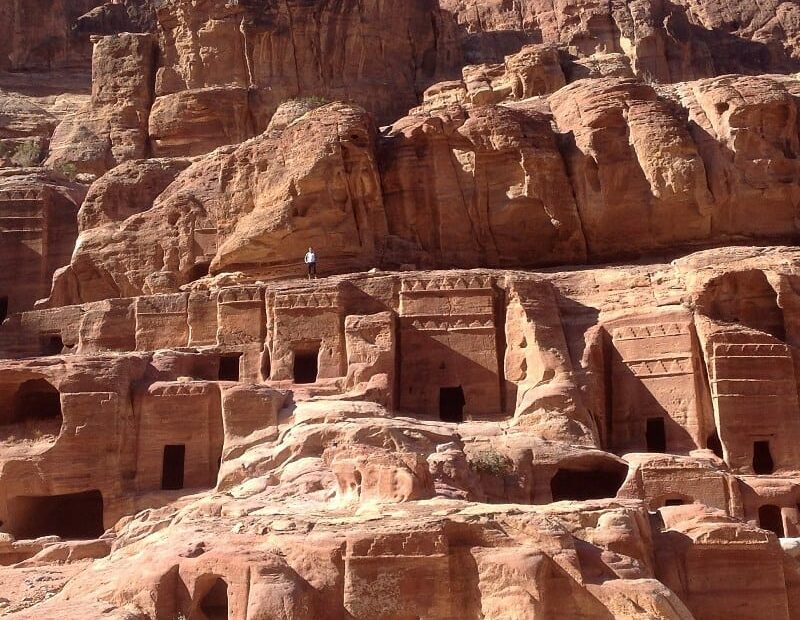Facciata scavata nella roccia a Petra, Giordania.