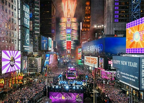 Folla celebra Capodanno a Times Square.