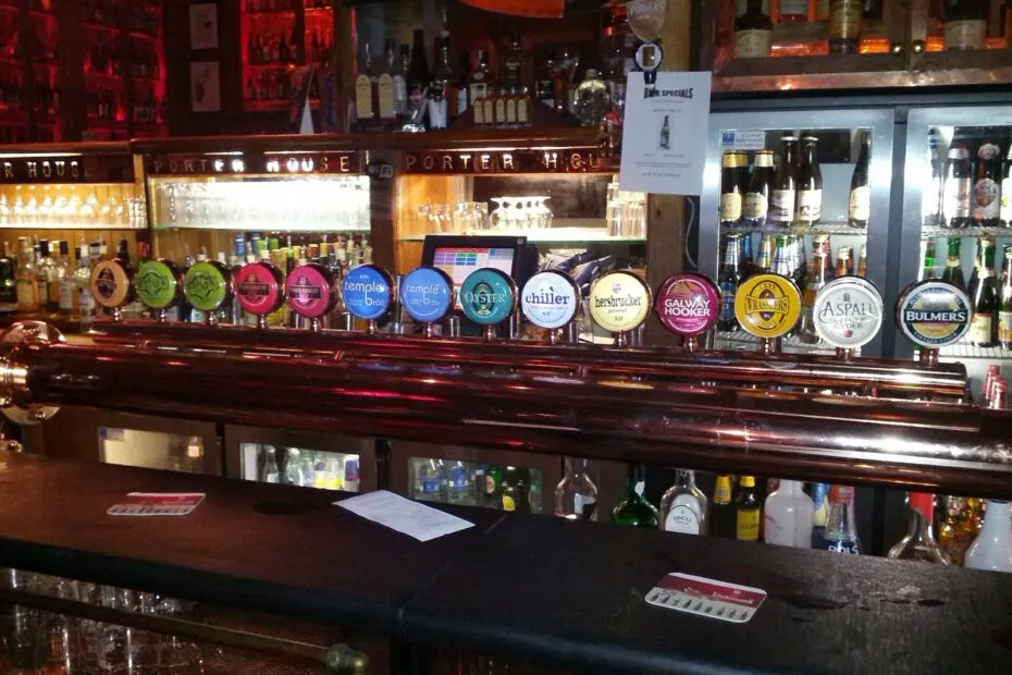 Bancone bar con selezione di birre alla spina.