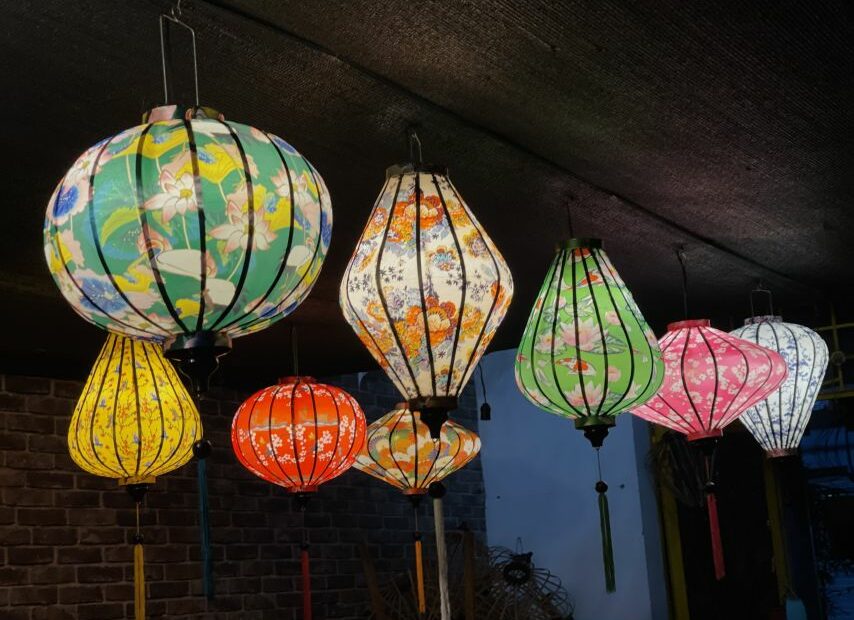 Lanterne colorate stile asiatico sospese.