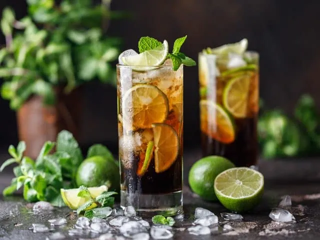 Cocktail Cuba Libre con lime e menta.