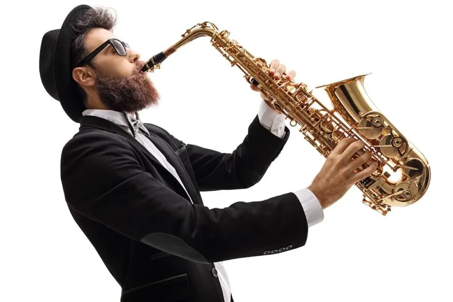 Uomo elegante suona il sassofono.