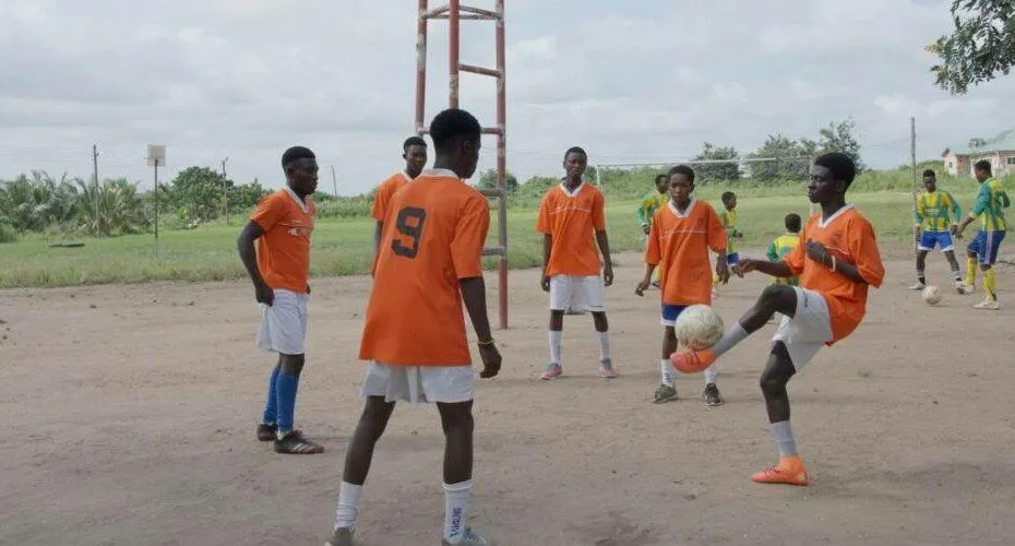 Partita di calcio tra giovani in campo esterno.