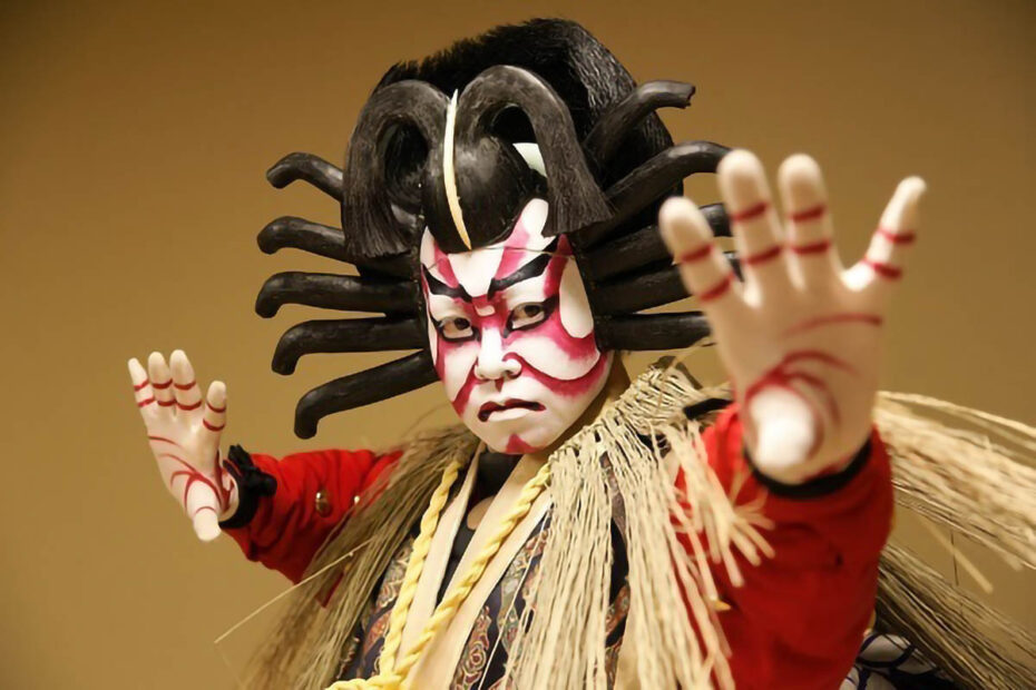 Attore kabuki con trucco tradizionale e parrucca.