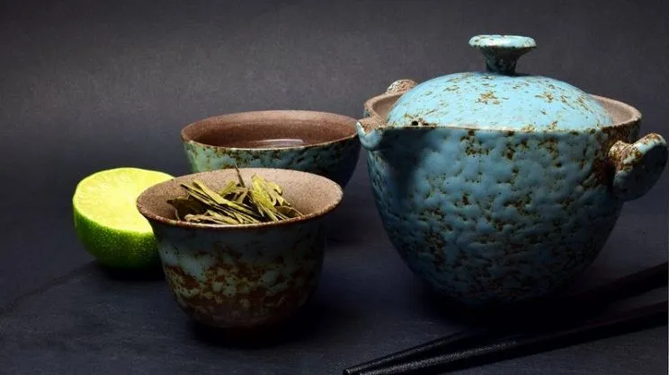 Stoviglie in ceramica con limone e bacchette.