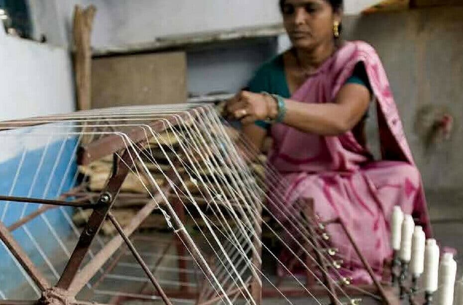 Donna lavora al telaio tradizionale.