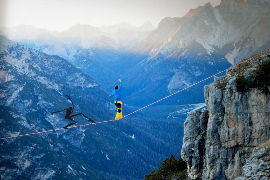 Slackline tra le montagne al tramonto.
