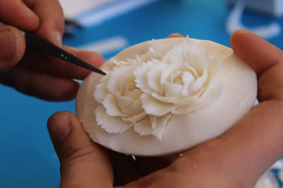 Intaglio fiori su sapone fatto a mano.