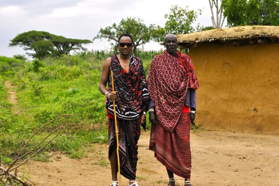 Due uomini in abiti tradizionali africani.