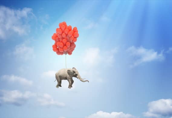 Elefante volante con palloncini rossi, cielo nuvoloso.