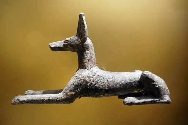 Statuetta egizia antica di cane Anubi.