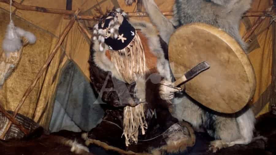 Sciamano con tamburo in rituale tradizionale.