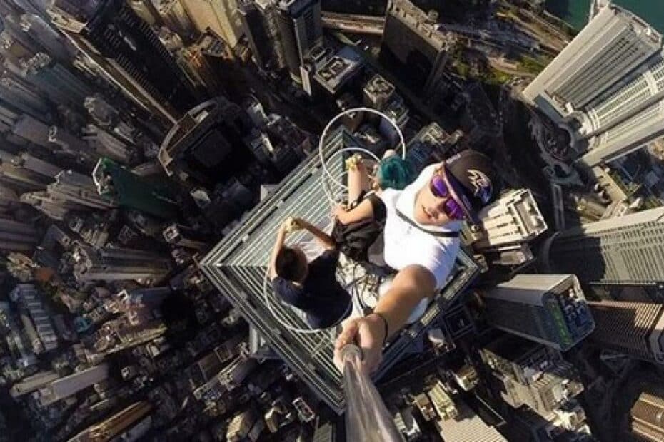 Selfie vertiginoso sulla vetta di un grattacielo.