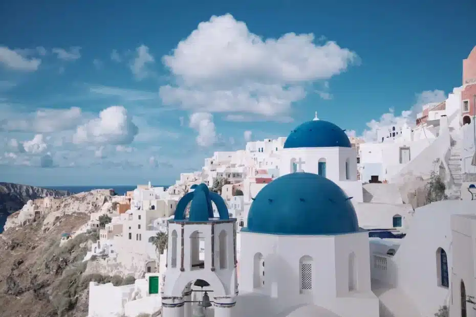 Paesaggio tipico di Santorini, Grecia con cupole blu.