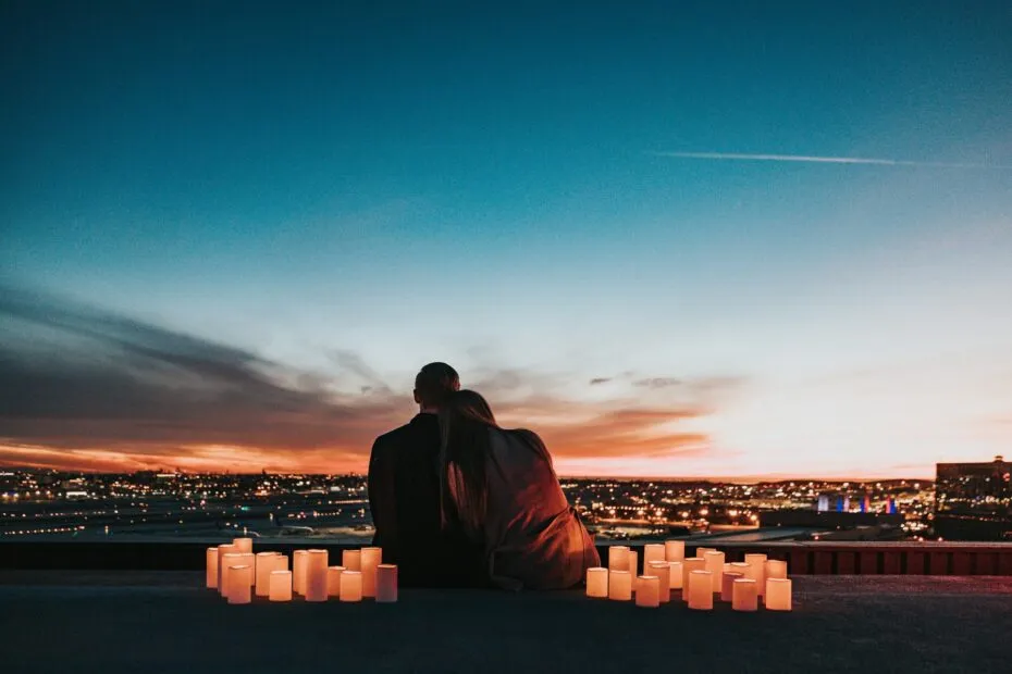 Coppia al tramonto con candele.