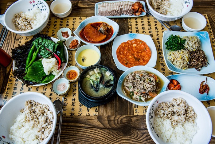 Piatti tipici coreani su tavolo.