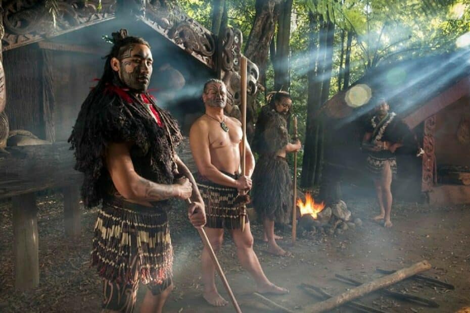 Uomini Māori in tradizionali abiti rituali.