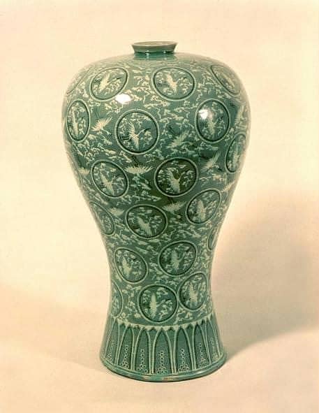 Vaso cinese antico decorato in ceramica verde.
