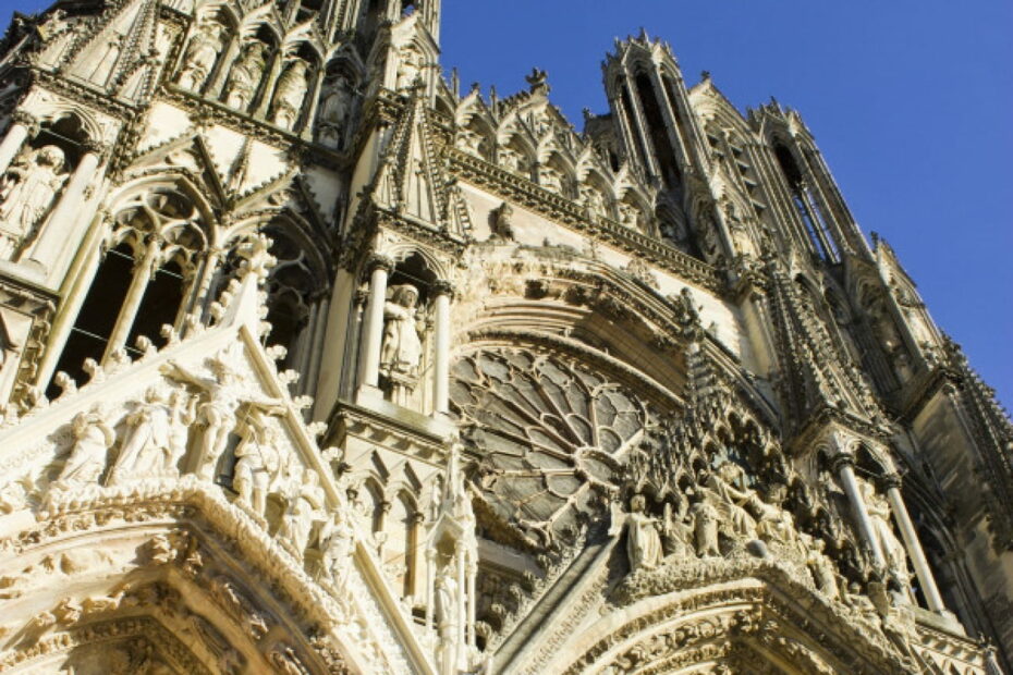 Facciata gotica di cattedrale europea dettagliata.