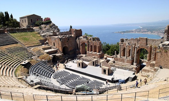 Teatro antico di Taormina, Sicilia, con vista mare.