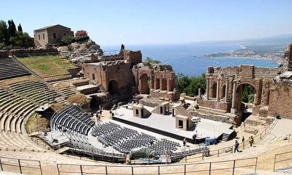 Teatro antico di Taormina, Sicilia, con vista mare.