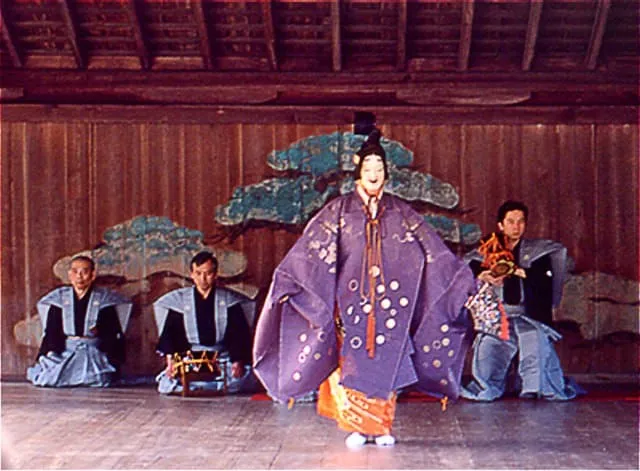 Interprete teatro Noh giapponese in costume tradizionale.