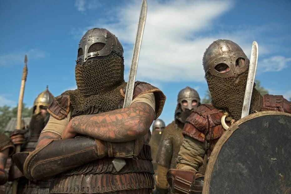 Guerrieri in armatura medievale pronti per la battaglia.