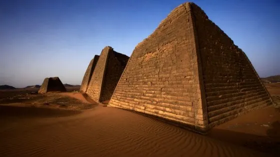 Piramidi di Meroe nel deserto sudanese.