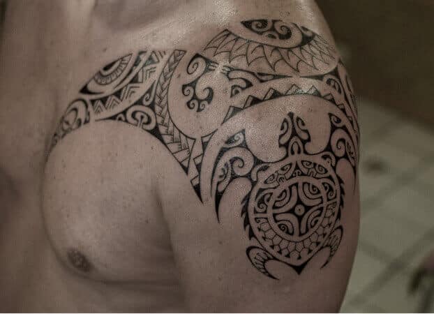 Tatuaggio tribale su spalla uomo.
