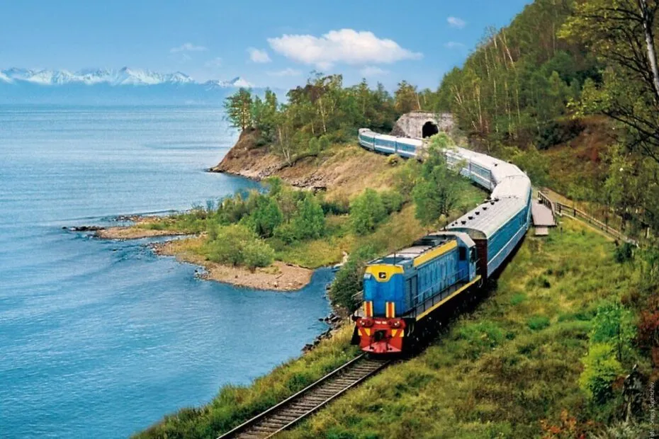 Treno in viaggio lungo la costa.