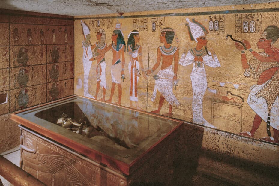 Tomba egizia antica con affreschi e sarcofago.